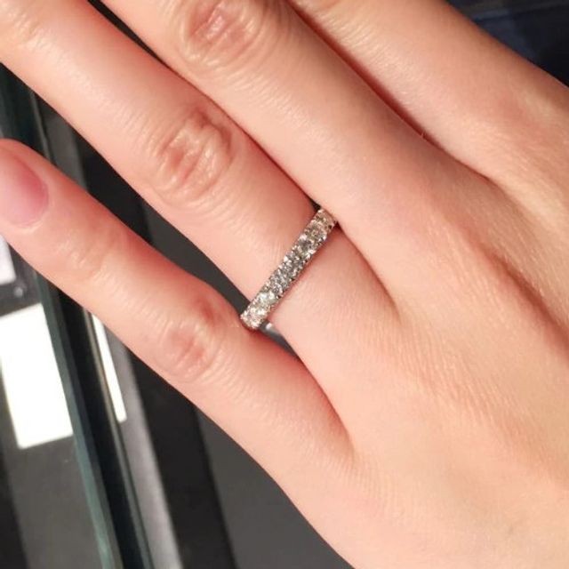 【エクセルコダイヤモンド(EXELCO DIAMOND)の口コミ】 エタニティリングを探しており、こちらのブランドのリングはダイヤモンド…