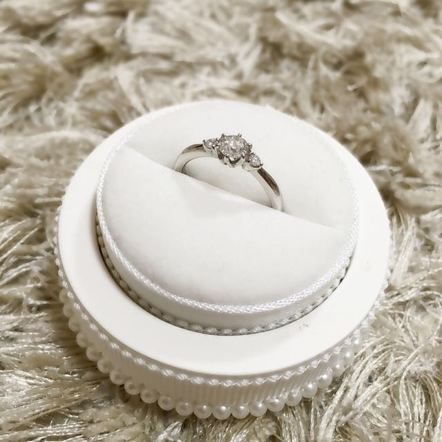 【ヴァンドーム青山(VENDOME AOYAMA)の口コミ】 一目見て、可愛い！と思い、この指輪にしました。真ん中のメインのダイヤ…