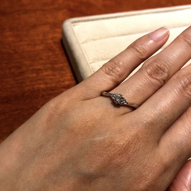【TRECENTI(トレセンテ)の口コミ】 シンプルですが、希少なテーブルカットのおかげで輝きがとても綺麗な指輪…
