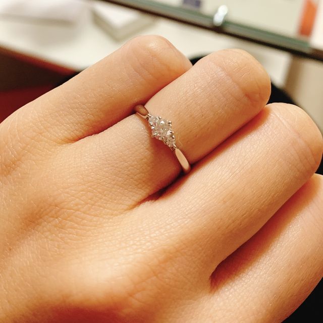 【銀座ダイヤモンドシライシの口コミ】 たくさんの種類の指輪をはめてみて、しっくりくるものが3粒ダイヤのストレ…