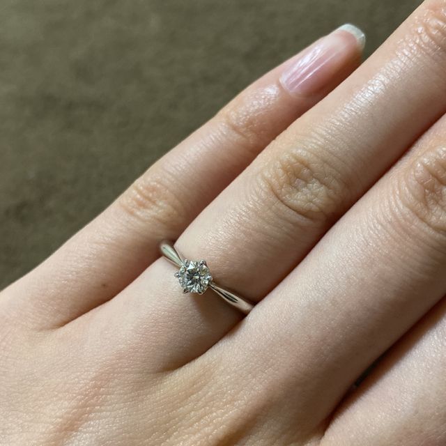 【銀座ダイヤモンドシライシの口コミ】 シンプルなデザインに一目惚れをしました。
細くて長い彼女の指にピッタリ…