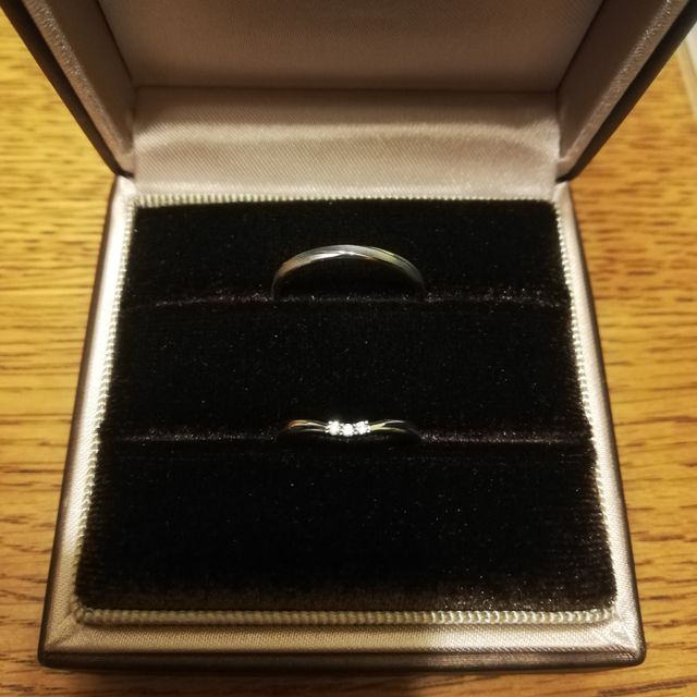 【アイプリモ(I-PRIMO)の口コミ】 【デザイン】
細いリングと緩やかな曲線、それに三連のダイヤモンドが付い…