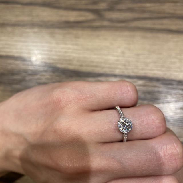 【ラザール ダイヤモンド(LAZARE DIAMOND)の口コミ】 センターダイヤがより大きく見える華やかなセントパトリックと、シルヴァ…