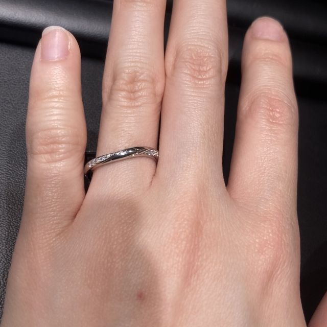 【ラザール ダイヤモンド(LAZARE DIAMOND)の口コミ】 波のような線が入っていて、このデザインが気に入りました。ダイヤモンド…