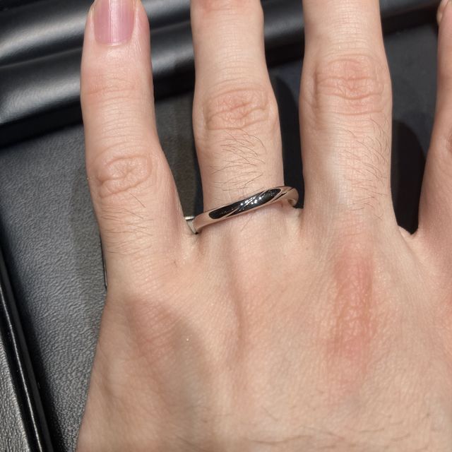 【ラザール ダイヤモンド(LAZARE DIAMOND)の口コミ】 波のような線が入っていて、気に入りました。
指輪は使っていくうちにどう…