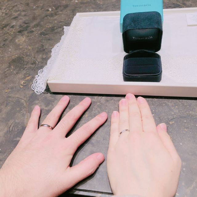 【ティファニー(Tiffany & Co.)の口コミ】 プラチナ素材で男性用は3mm、女性用は2mmのダイヤ付きです。ストレートの…