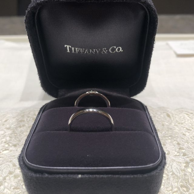 【ティファニー(Tiffany & Co.)の口コミ】 プラチナ素材で男性用は3mm、女性用は2mmのダイヤ付きです。ストレートの…
