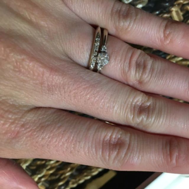 【杢目金屋(もくめがねや)の口コミ】 婚約指輪は花を意識したデザインになっており、全体的なフォルムが非常に…