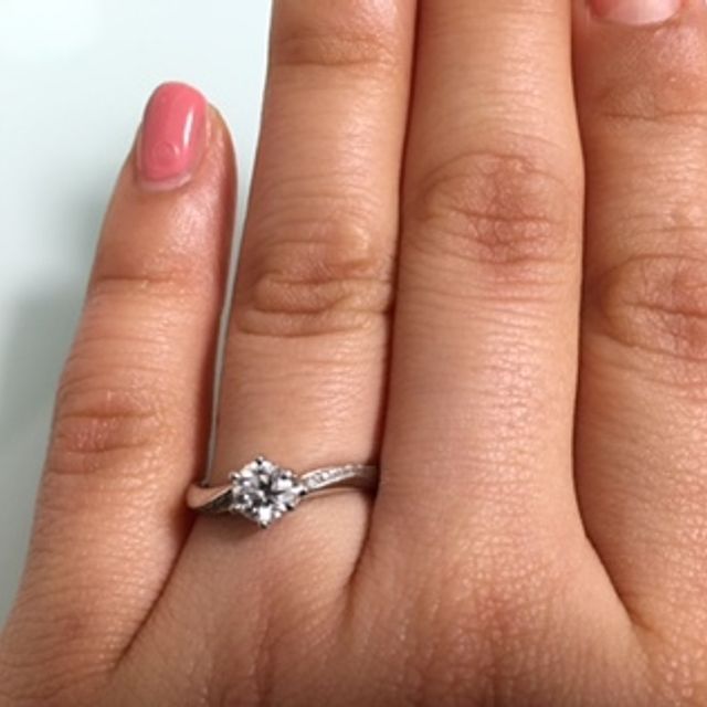 【4℃ BRIDAL(ヨンドシーブライダル)の口コミ】 デザインがシンプルで上品なので結婚指輪との重ねづけもしやすいのと、上…