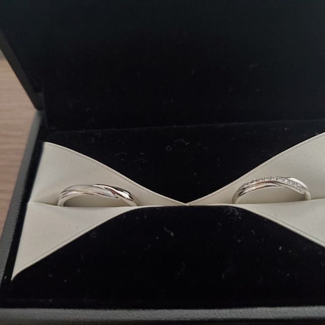 【エクセルコダイヤモンド(EXELCO DIAMOND)の口コミ】 プラチナ。
クロスされているデザインで、男性用にはマット加工が、女性用…