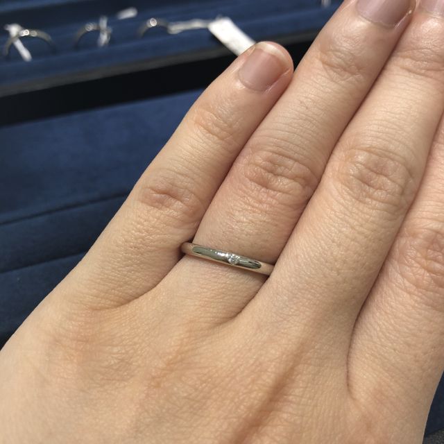 【4℃ BRIDAL(ヨンドシーブライダル)の口コミ】 当初はストレートのシンプルなデザインの結婚指輪を探していました。店員…