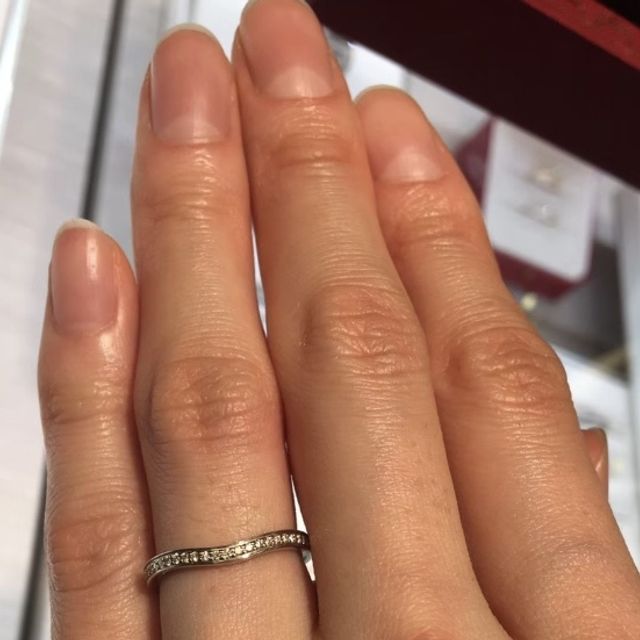 【カルティエ(Cartier)の口コミ】 デザインはウェーブ形で指を長く見せることができ、またダイヤもカラット…
