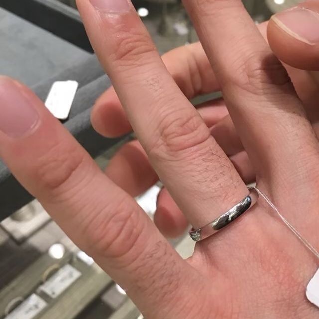 【Joie de treat.(ジョア・ドゥ・トリート)の口コミ】 私は男性で、このリングは非常にシンプルなハーフラウンドのプラチナ素材…