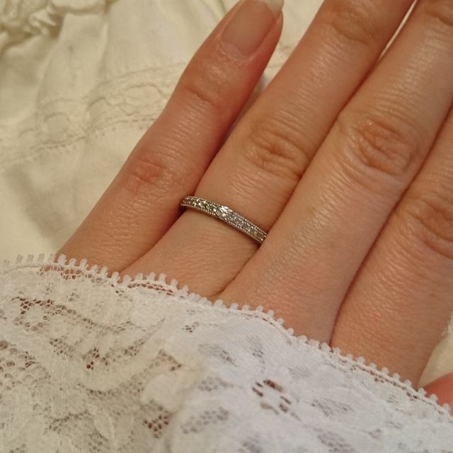 【エクセルコダイヤモンド(EXELCO DIAMOND)の口コミ】 ネットで見つけて一目惚れしてしまったリングでした。
お店で実物を見て、…