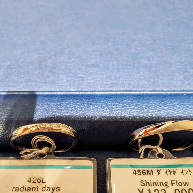 【銀座ダイヤモンドシライシの口コミ】 デザインは他店でもありそうなものでしたが、表面の石に接する部分の、溝…