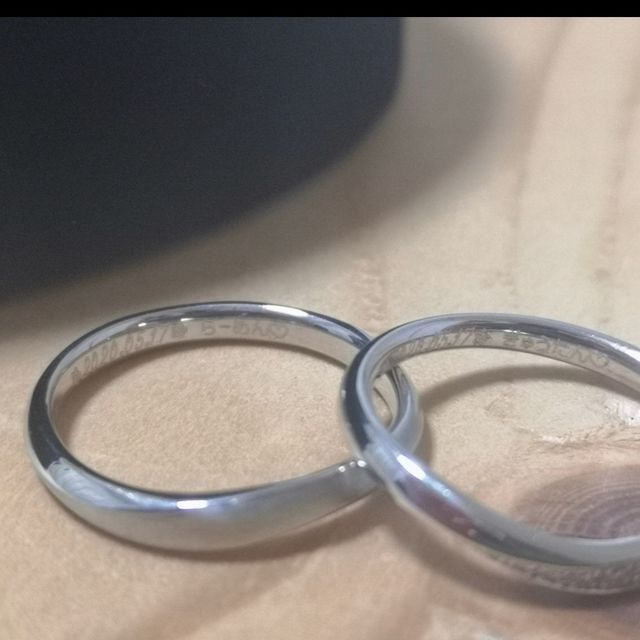 【Something Blue(サムシングブルー)の口コミ】 新婦側の指輪は、頂いた婚約指輪の邪魔をせず、お互いの指輪が調和しあい…