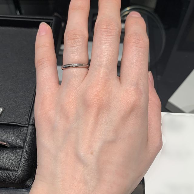 【エクセルコダイヤモンド(EXELCO DIAMOND)の口コミ】 ミル打ちデザインが決め手でした。
光の反射が綺麗だったのと、「子宝、永…