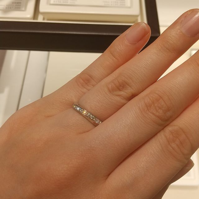 【俄(にわか)の口コミ】 ストレートラインでダイヤモンドがついており、ある程度の太さがある指輪…