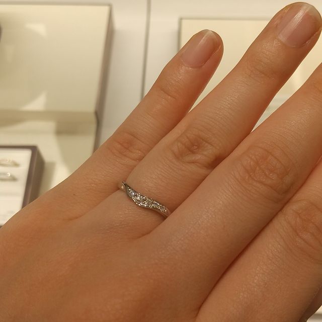 【俄(にわか)の口コミ】 婚約指輪の購入しなかった為、結婚指輪でダイヤモンドが入っているデザイ…