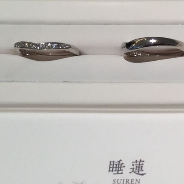 【俄(にわか)の口コミ】 ハーフエタニティの指輪ですが、丸みのある可愛いデザインになっています…