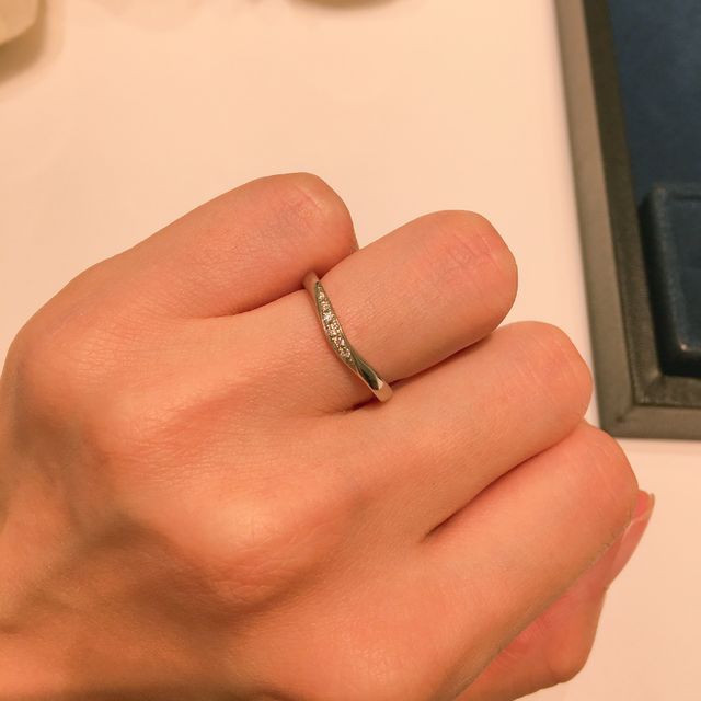 【4℃ BRIDAL(ヨンドシーブライダル)の口コミ】 プラチナで指が細長く綺麗に見えるものを探しておりました。直線ではなく…