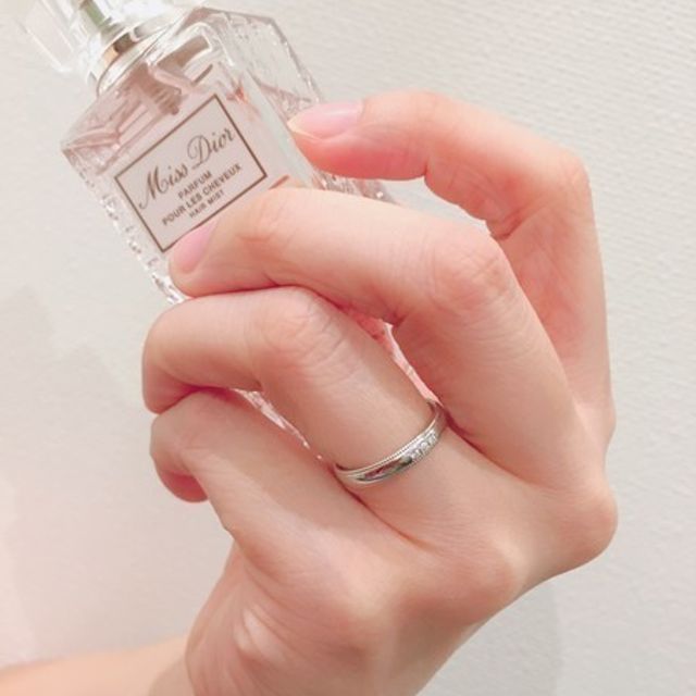 【BRILLIANCE+(ブリリアンスプラス)の口コミ】 つけた時に馴染むのが、すごく心地よい指輪です。ミルグレインという彫刻…