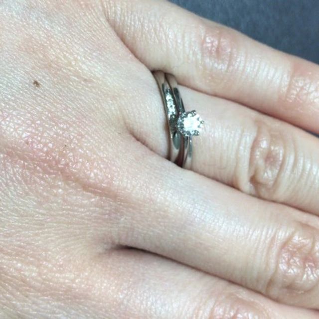 【俄(にわか)の口コミ】 センターの大きなダイヤモンドの輝きを引き立てるように緩やかなウェーブ…