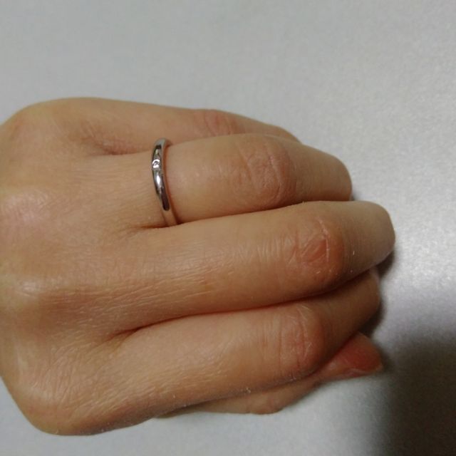 【ラザール ダイヤモンド(LAZARE DIAMOND)の口コミ】 リングが細く、指輪が細い人にも合う。ダイヤモンドの両サイドに溝があり…