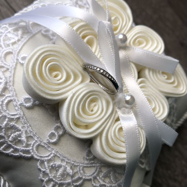 【4℃ BRIDAL(ヨンドシーブライダル)の口コミ】 婚約指輪と同時に購入いたしました。
結婚指輪だけでももちろん美しいです…