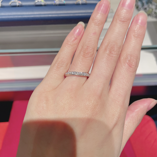 【銀座ダイヤモンドシライシの口コミ】 どちらの方向から見ても輝きが伝わるように
波打った形でダイヤが嵌め込ま…