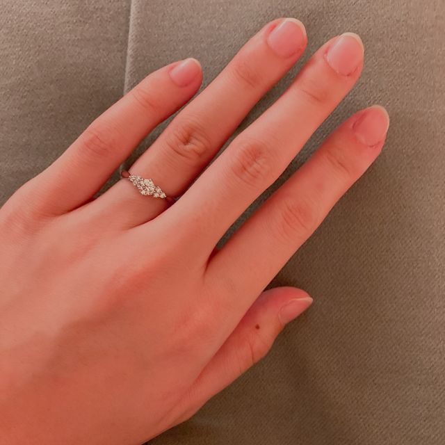 【銀座ダイヤモンドシライシの口コミ】 可愛くて上品なデザインを探していました。
もともと、メインダイヤの横に…