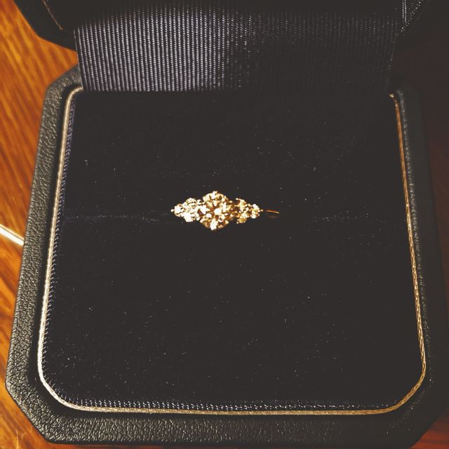 【銀座ダイヤモンドシライシの口コミ】 可愛くて上品なデザインを探していました。
もともと、メインダイヤの横に…