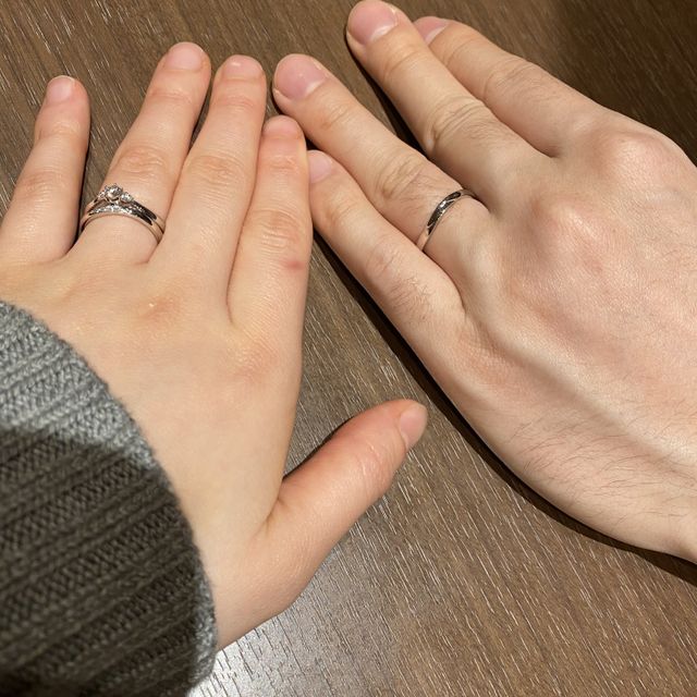 【ラザール ダイヤモンド(LAZARE DIAMOND)の口コミ】 婚約指輪も同ブランドでシンプルなものを購入しており、結婚指輪も同じく…
