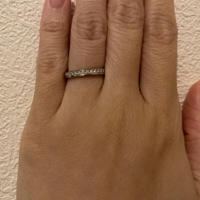 【ラザール ダイヤモンド(LAZARE DIAMOND)の口コミ】 丸みが少なく、ダイヤが並んでいる指輪を探していました。派手すぎず、地…