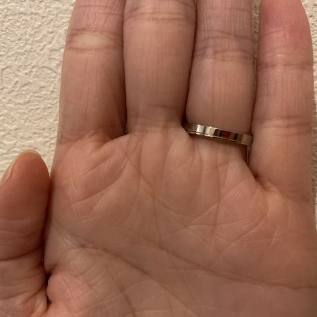 【ラザール ダイヤモンド(LAZARE DIAMOND)の口コミ】 丸みが少なく、ダイヤが並んでいる指輪を探していました。派手すぎず、地…