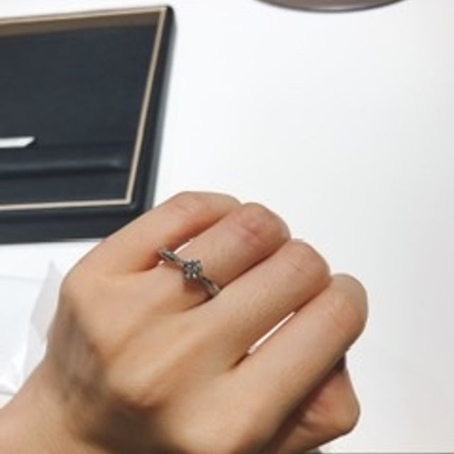 【ラザール ダイヤモンド(LAZARE DIAMOND)の口コミ】 既製品の、斜めに流れるようなデザインで、指が細く長い方に特ににあう指…