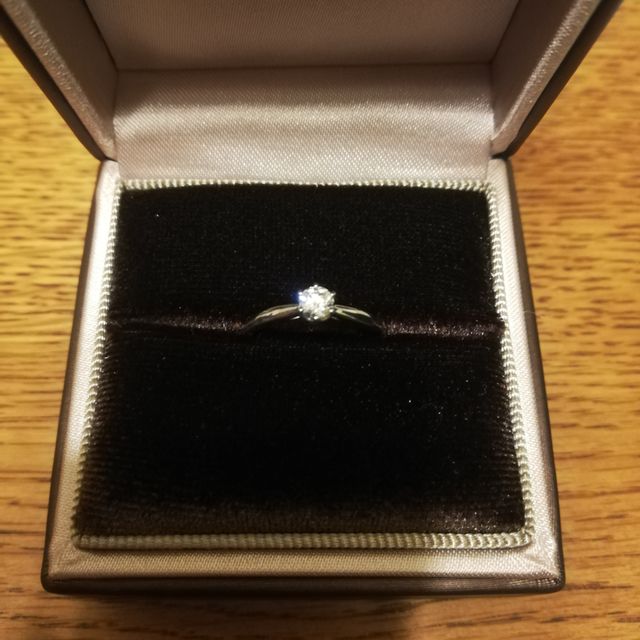 【アイプリモ(I-PRIMO)の口コミ】 【指輪のデザイン】
シンプルなタイプにしました。もう少し大きなダイヤモ…