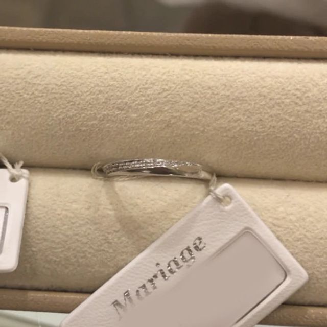 【Mariage ent(マリアージュエント)の口コミ】 メレダイヤがたくさん入りキラキラとした存在感なのが気に入りました。ダ…