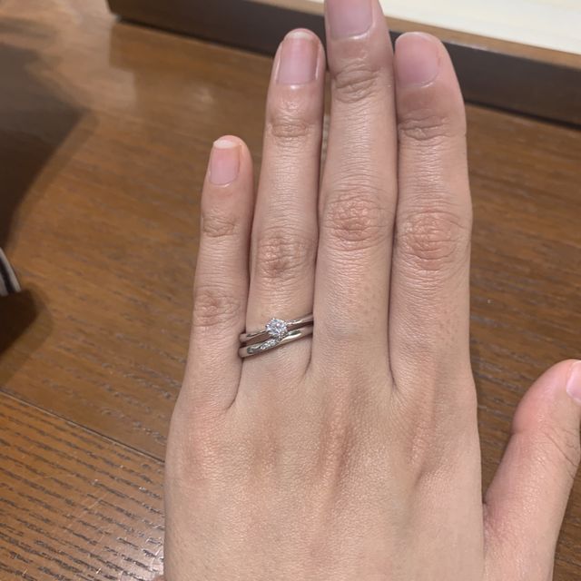 【TRECENTI(トレセンテ)の口コミ】 ストレートデザインに斜めのウェーブが指を綺麗に見せてくれました。着け…