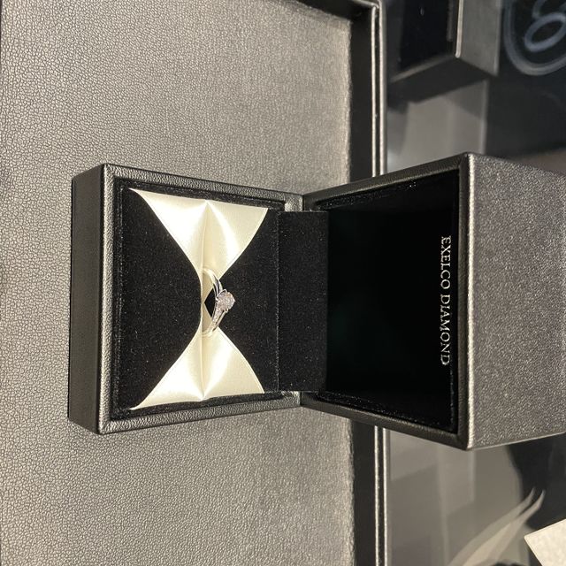 【エクセルコダイヤモンド(EXELCO DIAMOND)の口コミ】 指輪のデザインがよく、リングが波打ってるかのように見えるのが良い！
真…