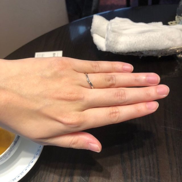 【ケイウノ ブライダル(K.UNO BRIDAL)の口コミ】 V字型のリングで、指を長く、ほっそりと見せてくれる形です。ダイヤが入っ…