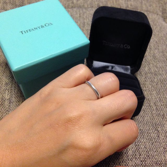 【ティファニー(Tiffany & Co.)の口コミ】 私にとっては指が細くキレイに見え、
普段装飾品をつけない夫も抵抗なくつ…