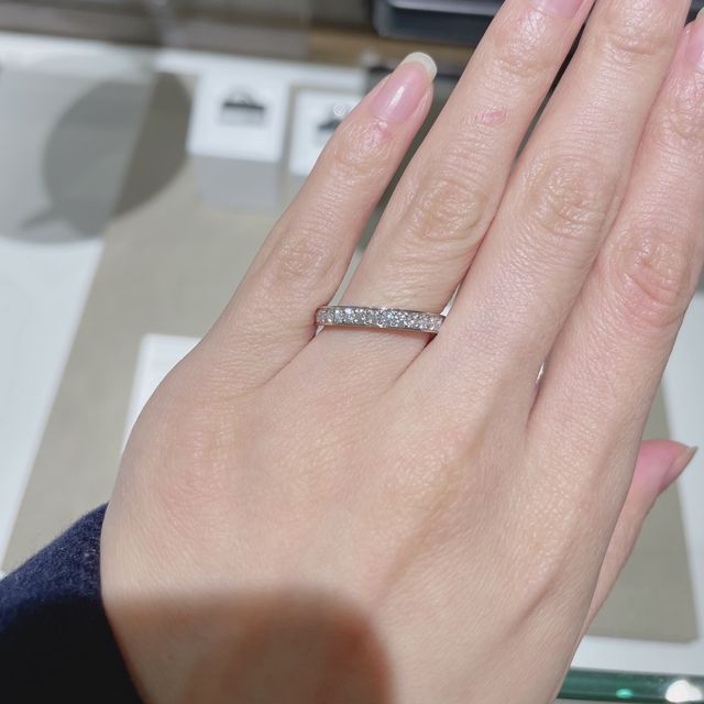 【ラザール ダイヤモンド(LAZARE DIAMOND)の口コミ】 とてもボリュームのあるエタニティリングです。
このリングはラザールダイ…