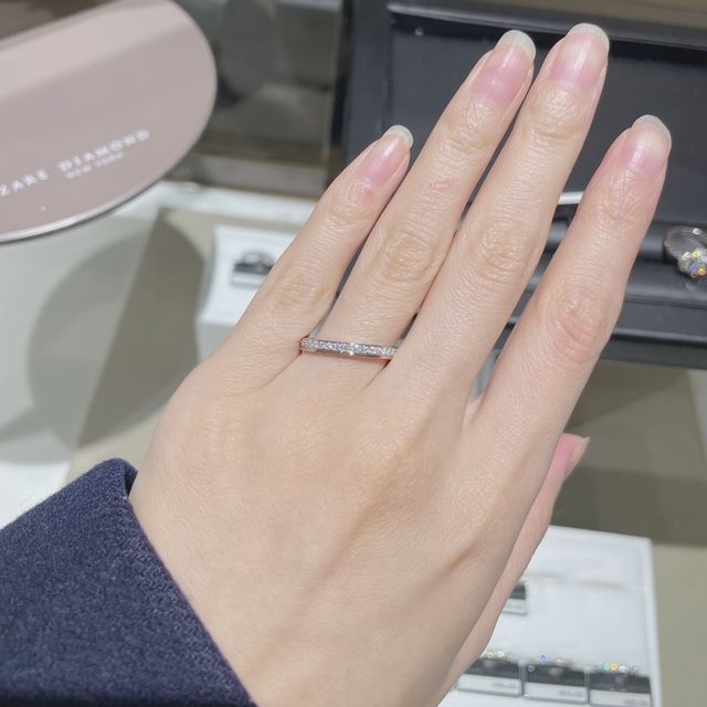 【ラザール ダイヤモンド(LAZARE DIAMOND)の口コミ】 リングの真ん中でデザインの変わるリングです。
女性用は半分ダイヤがつい…