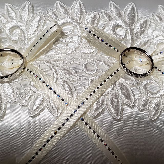 【PILOT BRIDAL(パイロットブライダル)の口コミ】 デザインも素材も何もかもがパーフェクトでした。
一目惚れです。
家内は…