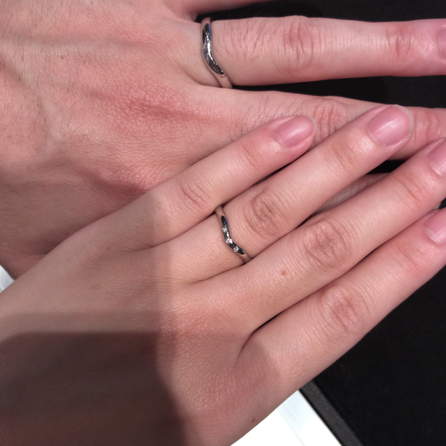 【ティファニー(Tiffany & Co.)の口コミ】 デザインはVラインのプラチナ素材。柔らかい雰囲気のティファニーは女性が…