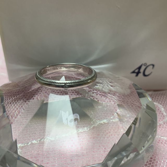 【4℃ BRIDAL(ヨンドシーブライダル)の口コミ】 手が小さくて指も短いし、仕事柄爪も短めです。シンプルなデザインの中で…