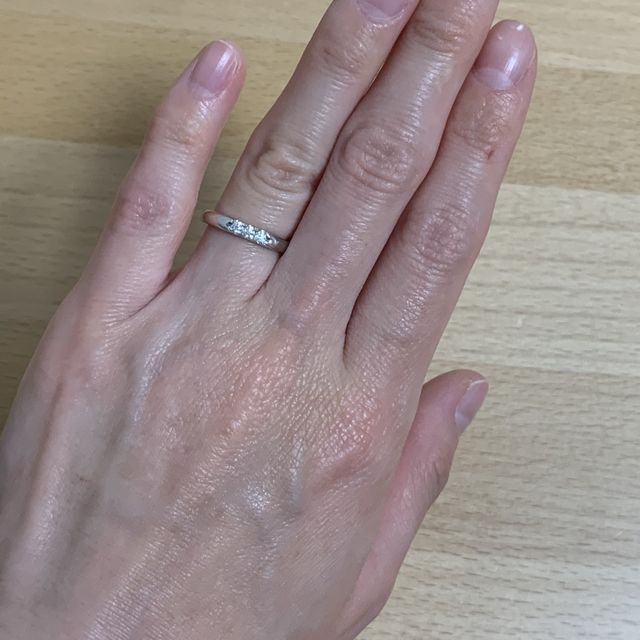 【4℃ BRIDAL(ヨンドシーブライダル)の口コミ】 3石ダイヤ入りで、控え目ながらもダイヤがキラキラと輝くデザインに惹かれ…