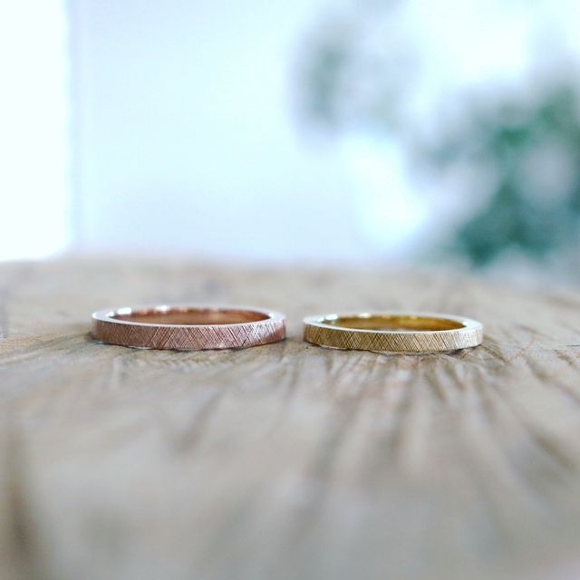 【鶴(mikoto)の口コミ】 シンプルながら表面に柄が入っていてとても気に入りました。
また、カラー…