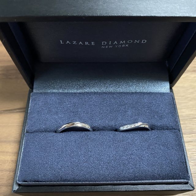 【ラザール ダイヤモンド(LAZARE DIAMOND)の口コミ】 指が長く見えるウェーブタイプで、婚約指輪を購入しない為ダイヤ付きの少…
